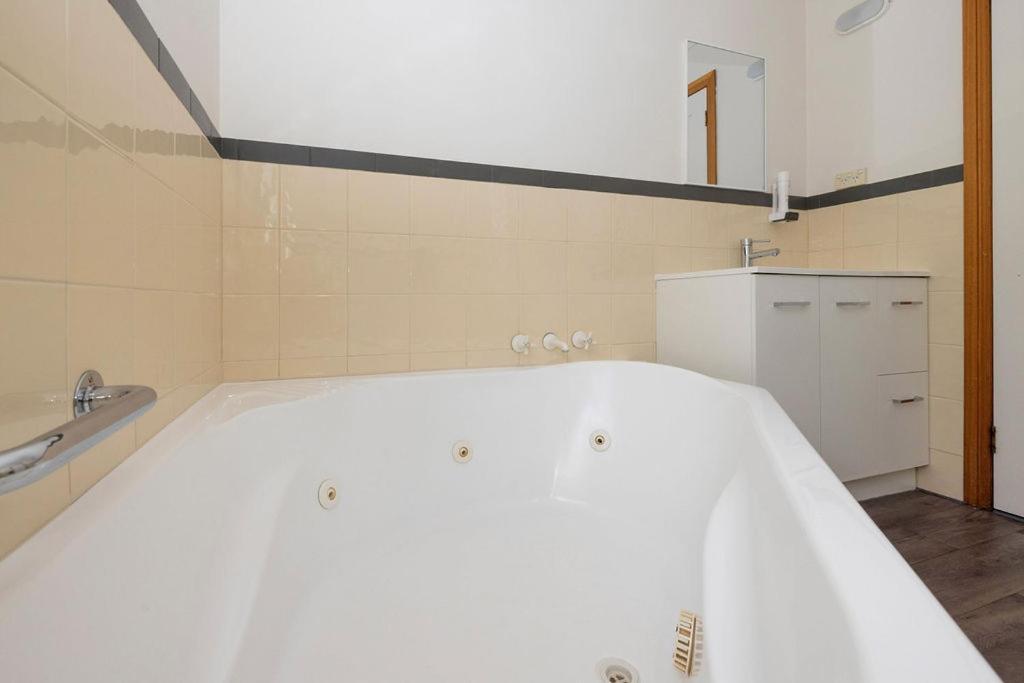 Kitty'S Cottages - Managed By Big4 Strahan Holiday Retreat Extérieur photo
